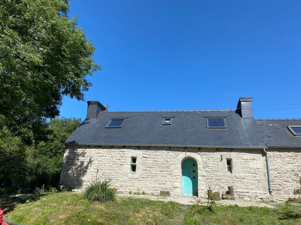 Couverture ardoise avec bardage de cheminee et de pignons avec suppression de chiens assis pour affecter des Velux - Morlaix Lannion