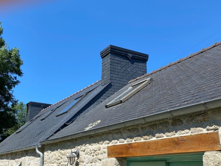 Couverture ardoise avec bardage de cheminée et de pignons avec suppression de chiens assis pour affecter des Velux 2