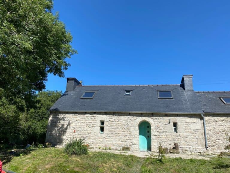 Couverture ardoise avec bardage de cheminee et de pignons avec suppression de chiens assis pour affecter des Velux - Morlaix Lannion