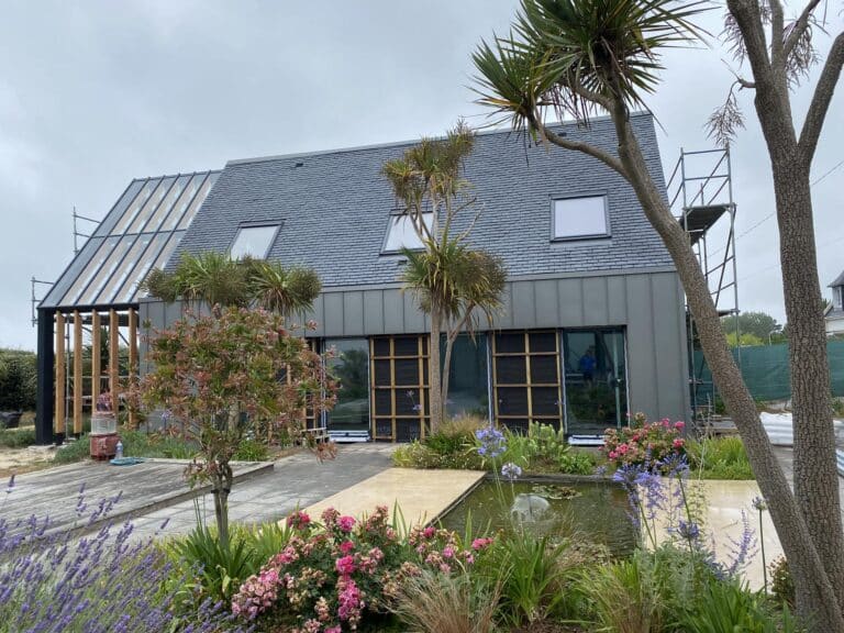 Couverture grosses ardoises epaisses au clou et bardage zinc Benodet - Morlaix Lannion