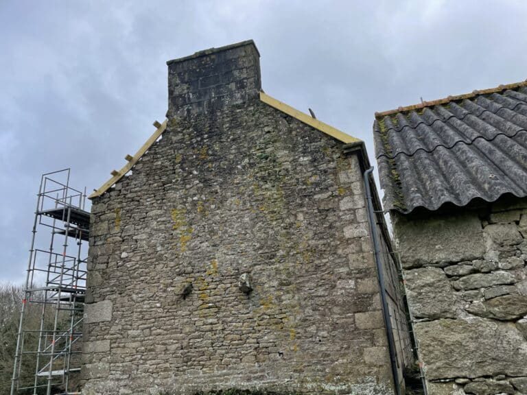 Rénovation complète bâtiment dépose toiture coffrage sablière et rempannage béton fibré pose charpente création vélux pose gouttière et ardoises Plougras (1)
