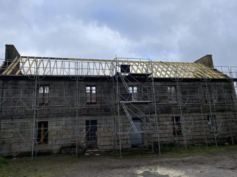 Rénovation complète bâtiment dépose toiture coffrage sablière et rempannage béton fibré pose charpente création vélux pose gouttière et ardoises Plougras (10)