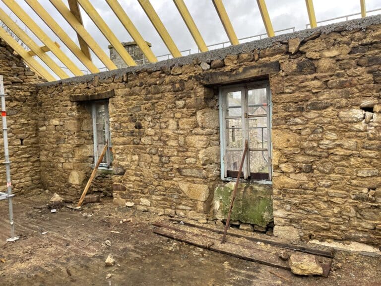 Rénovation complète bâtiment dépose toiture coffrage sablière et rempannage béton fibré pose charpente création vélux pose gouttière et ardoises Plougras (11)