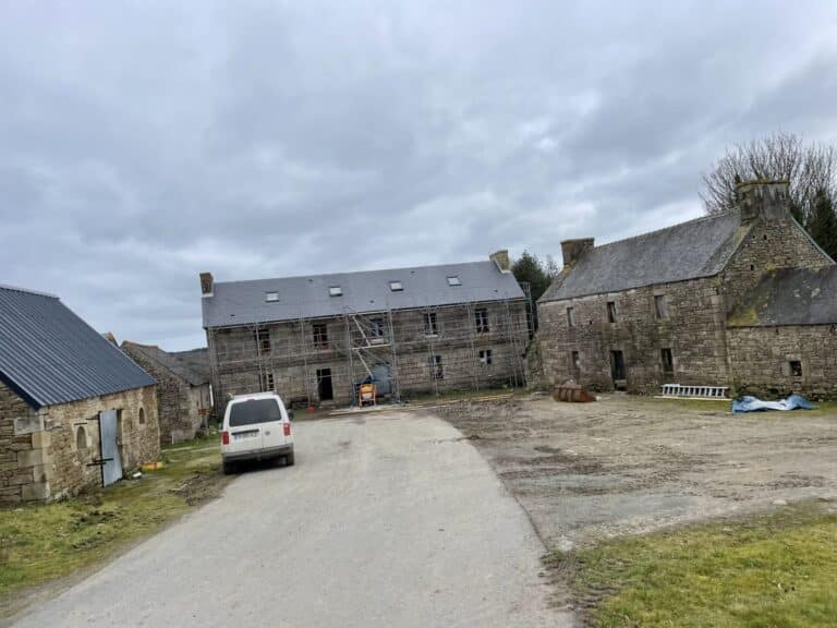 Rénovation complète bâtiment dépose toiture coffrage sablière et rempannage béton fibré pose charpente création vélux pose gouttière et ardoises Plougras (12)