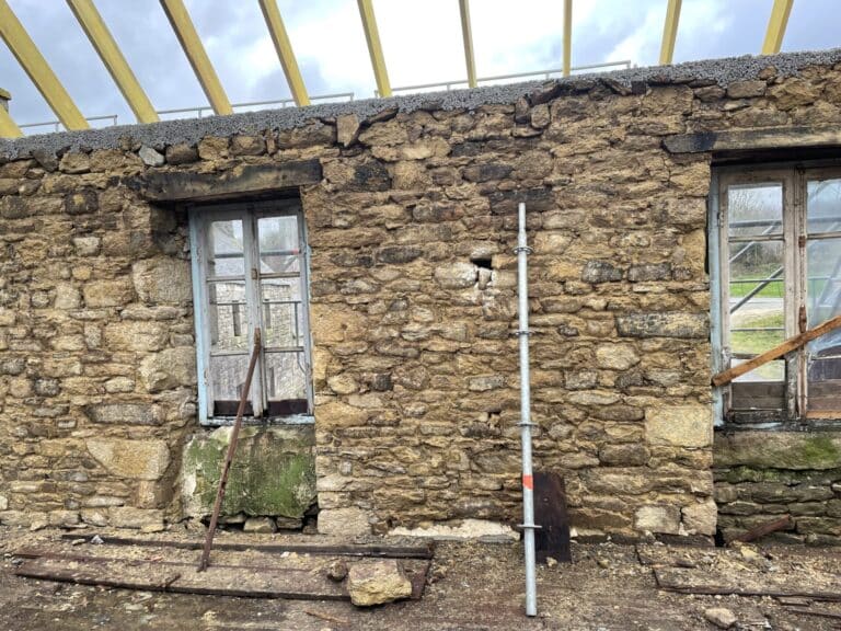 Rénovation complète bâtiment dépose toiture coffrage sablière et rempannage béton fibré pose charpente création vélux pose gouttière et ardoises Plougras (14)