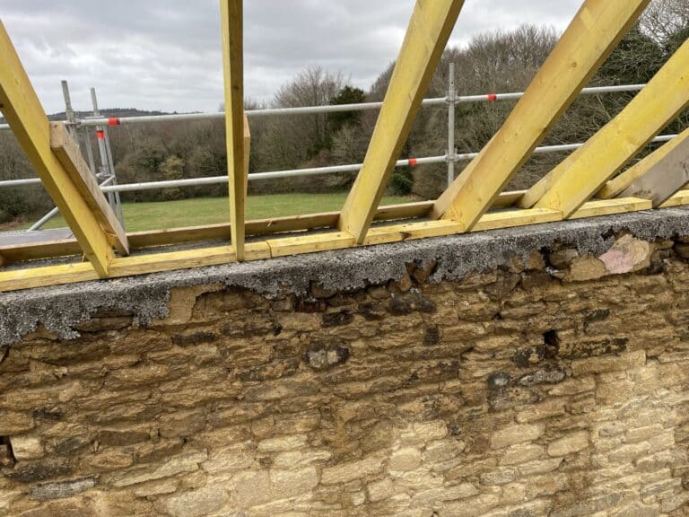 Rénovation complète bâtiment dépose toiture coffrage sablière et rempannage béton fibré pose charpente création vélux pose gouttière et ardoises Plougras (15)