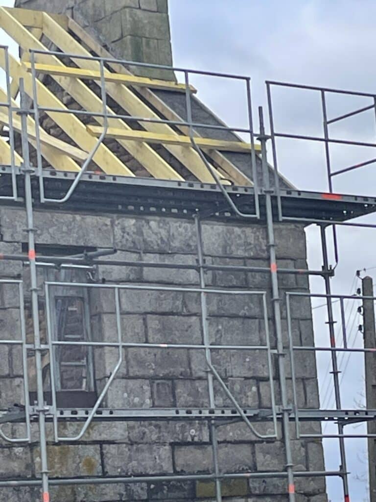 Rénovation complète bâtiment dépose toiture coffrage sablière et rempannage béton fibré pose charpente création vélux pose gouttière et ardoises Plougras (17)