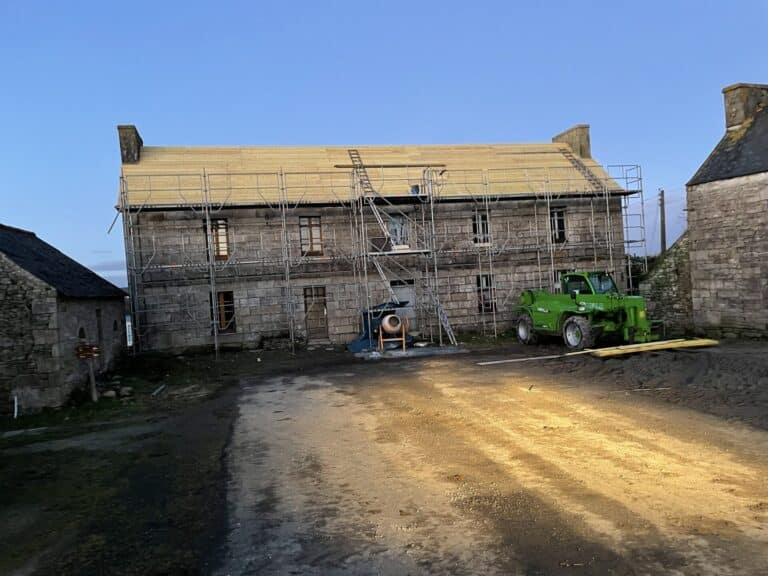 Renovation complete batiment depose toiture coffrage sabliere et rempannage beton fibre pose charpente creation velux pose gouttiere et ardoises Plougras 18 - Morlaix Lannion