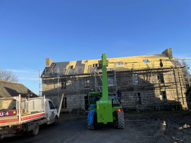 Rénovation complète bâtiment dépose toiture coffrage sablière et rempannage béton fibré pose charpente création vélux pose gouttière et ardoises Plougras (2)