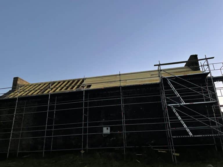 Rénovation complète bâtiment dépose toiture coffrage sablière et rempannage béton fibré pose charpente création vélux pose gouttière et ardoises Plougras (5)