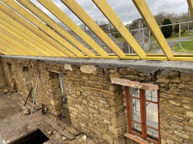 Rénovation complète bâtiment dépose toiture coffrage sablière et rempannage béton fibré pose charpente création vélux pose gouttière et ardoises Plougras (6)