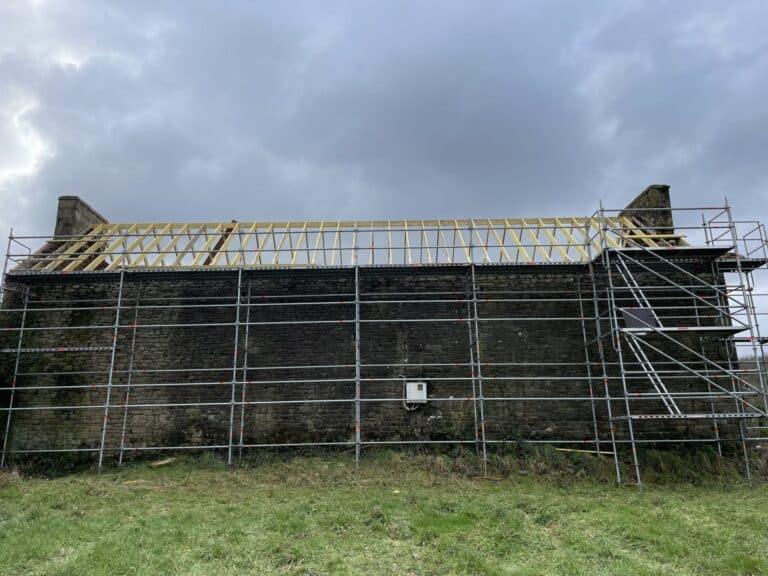 Rénovation complète bâtiment dépose toiture coffrage sablière et rempannage béton fibré pose charpente création vélux pose gouttière et ardoises Plougras (7)