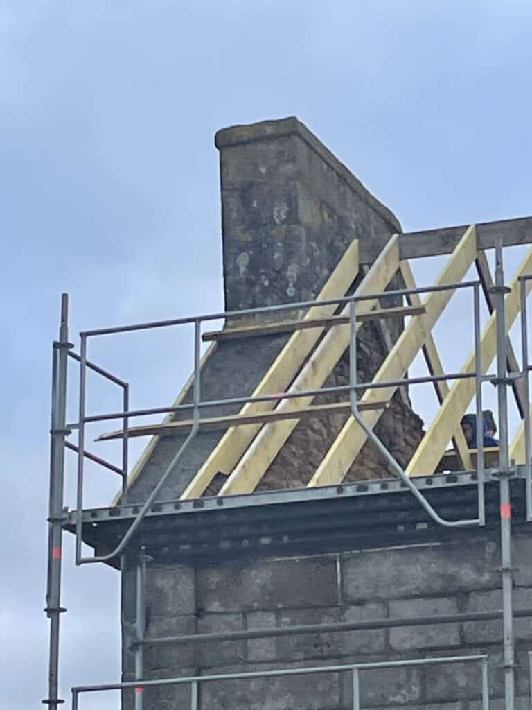 Rénovation complète bâtiment dépose toiture coffrage sablière et rempannage béton fibré pose charpente création vélux pose gouttière et ardoises Plougras (9)