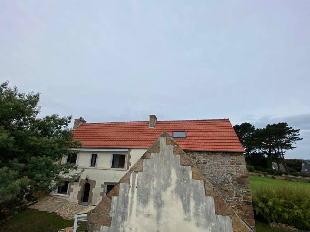 Restauration dune toiture dun cote tuile de lautre ardoise Pleumeur Bodou - Morlaix Lannion