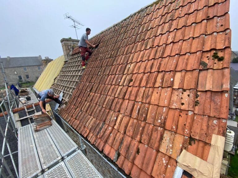Restauration d’une toiture d’un côté tuile de l’autre ardoise Pleumeur-Bodou 14