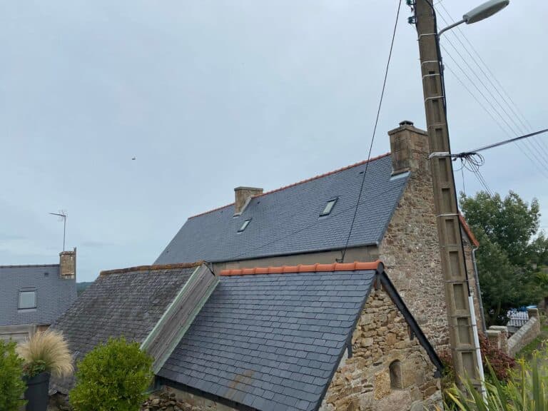 Restauration d’une toiture d’un côté tuile de l’autre ardoise Pleumeur-Bodou 2