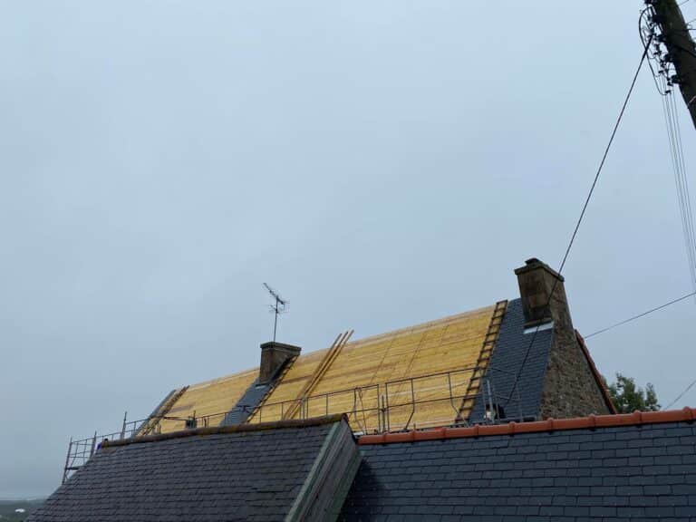 Restauration d’une toiture d’un côté tuile de l’autre ardoise Pleumeur-Bodou 3