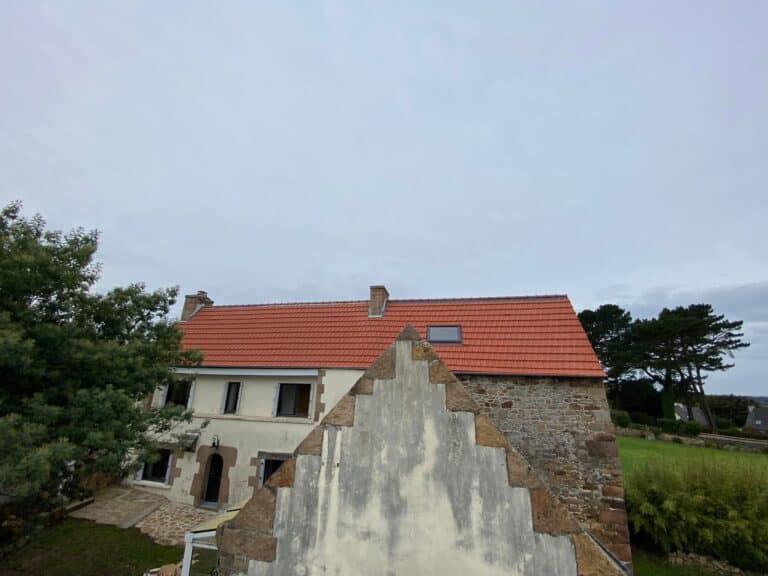 Restauration dune toiture dun cote tuile de lautre ardoise Pleumeur Bodou - Morlaix Lannion
