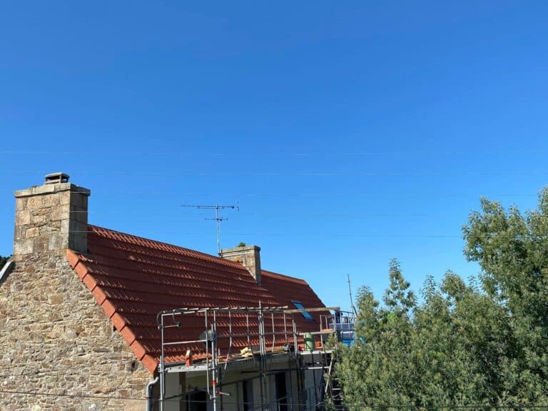 Restauration d’une toiture d’un côté tuile de l’autre ardoise Pleumeur-Bodou 8
